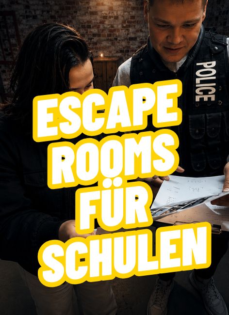 Schulklasse beim Lösen von Rätseln im Escape Room Erfurt während eines Wandertags